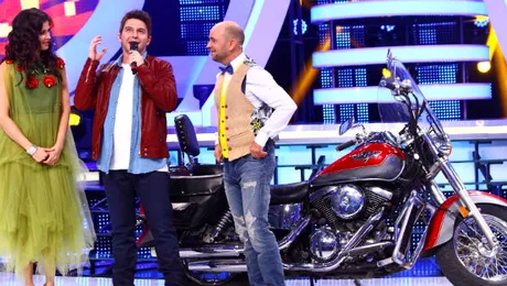 Alex Vasilache îşi aduce motocicleta, un Kawasaki Vulcan, pe scena de la “Te cunosc de undeva!”