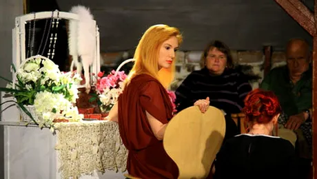 Adela Popescu a debutat in teatru, cu piesa „Cameristele”