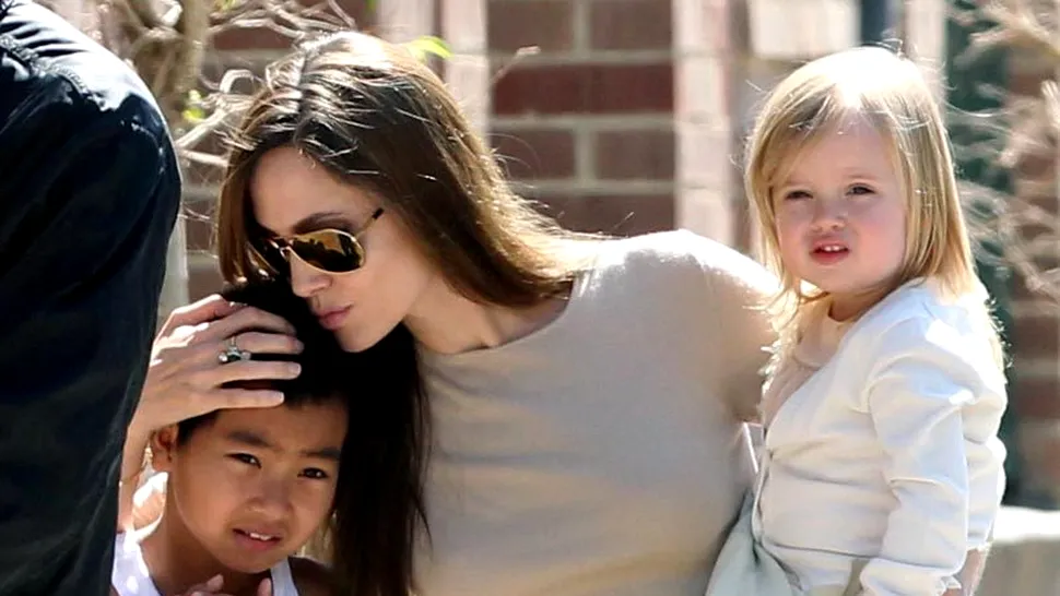 Angelina Jolie poarta ochelari de soare din aur