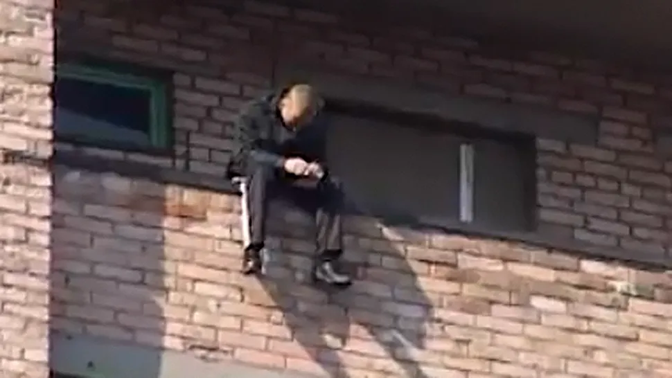 Rusia: Adolescent filmat aruncandu-se de la etajul 14 (Video +18)