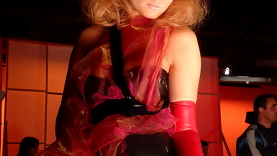 Laura Cosoi, ispita in videoclipul 