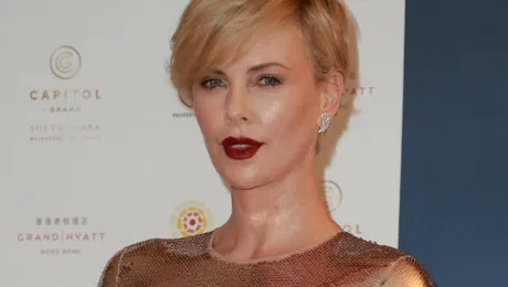 Charlize Theron, strălucitoare pe covorul roşu