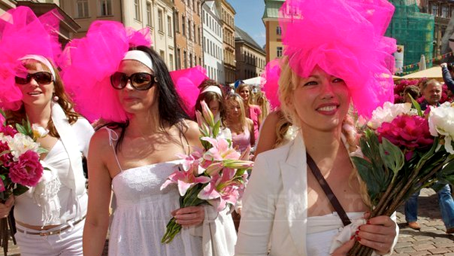 parada blondelor din letonia