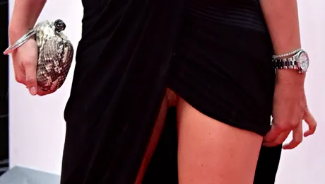 A venit fără lenjerie intimă pe covorul roşu şi rochia s-a despicat la un moment dat!