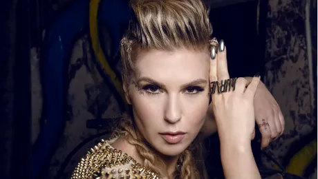 Vara asta, Corina este hippie!