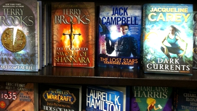 Numele autorului este scris cu caractere mai mari decât titlul cărții