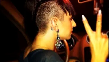 Recunoaște vedeta care tocmai s-a ras pe cap!