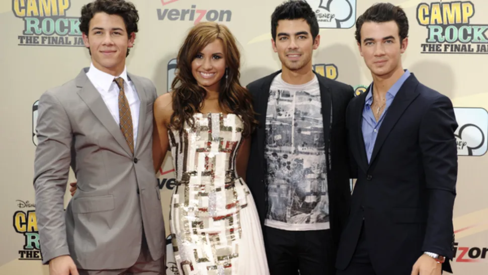 Jonas Brothers şi Demi Lovato, premieră pe covorul roşu