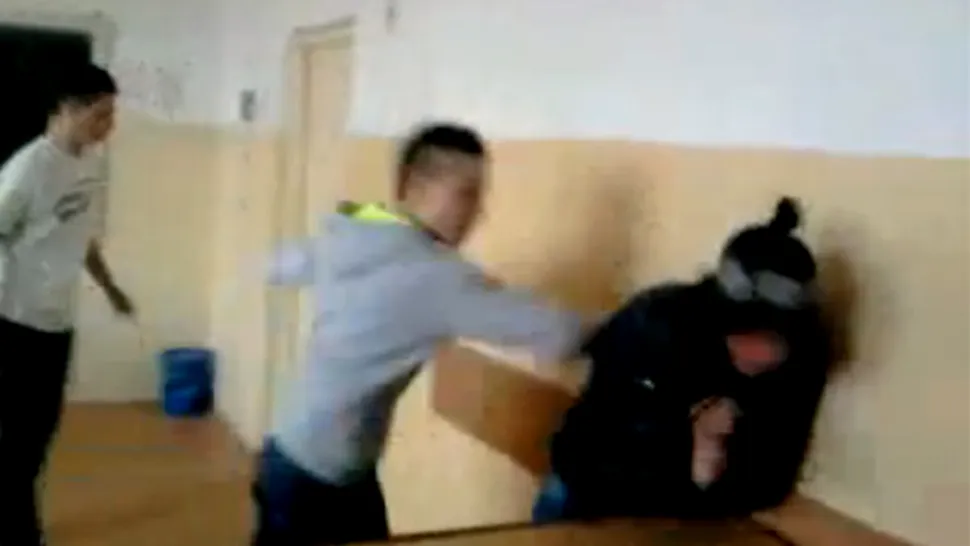 Elev bătut de patru colegi la o școală din Brăila - Video