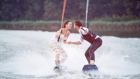 O cântăreaţă din România, ”mireasă” pe placa de wakeboard!