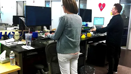 Ce preferi: statul pe scaun la birou sau in picioare?