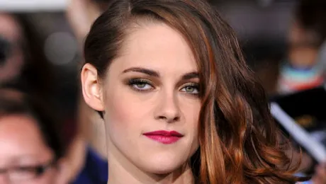 Kristen Stewart, în rochie transparentă la premiera Twilight