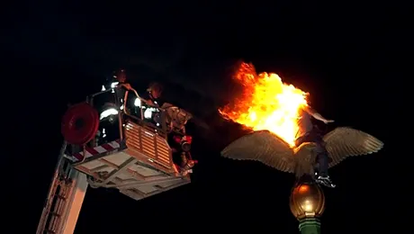 SOCANT: Un barbat si-a dat foc si s-a aruncat de pe un pod (Poze si video +18)