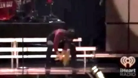 Solistul trupei Green Day, criză de nervi pe scenă (Video)