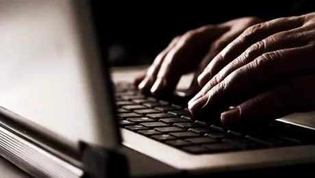 Profesor arestat pentru ca a inchis un laptop peste mainile unui student