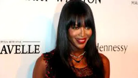 Naomi Campbell a făcut senzaţie la prezentarea unei colecţii masculine