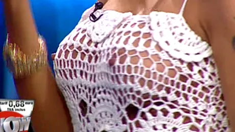 A apărut într-o rochie găurită, fără nimic pe dedesubt, în direct, la TV! Inevitabil, s-a văzut totul