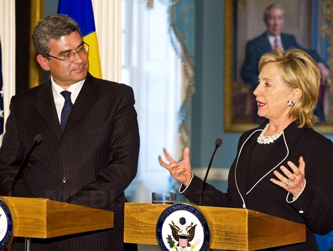 Ministrul de Externe roman, Teodor Baconschi, si secretarul de Stat american, Hillary Clinton