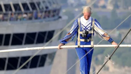 Un bărbat a traversat Niagara pe frânghie, la 68 de ani