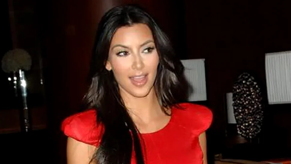 Kim Kardashian poarta colanti anticelulita, sub rochie