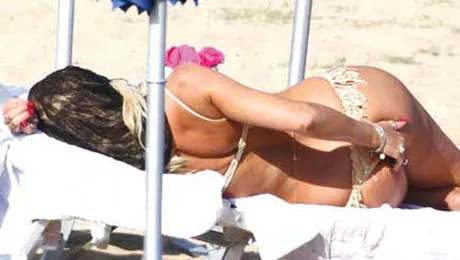 Valeria Marini, cu mana in fund la plaja