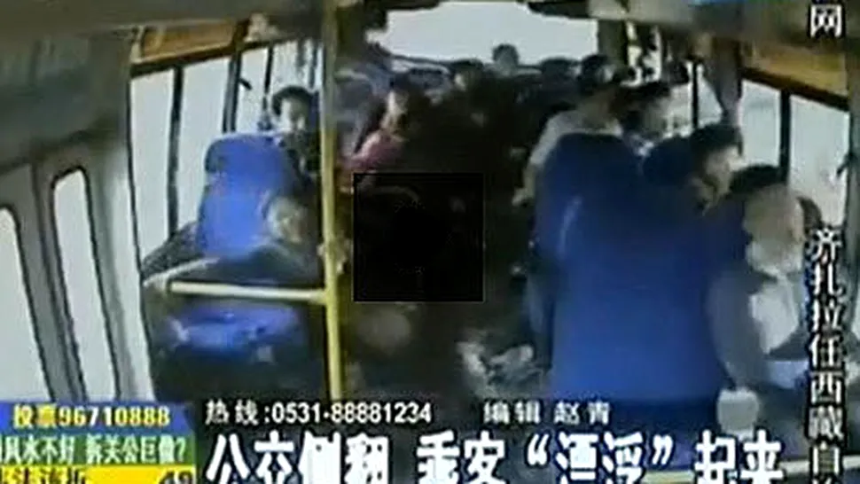 Pasageri aruncati ca niste popice intr-un autobuz rasturnat (Video)