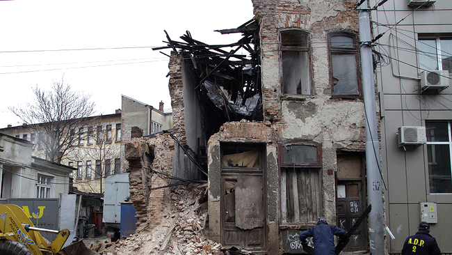 Asa arata, ieri, cladirea prabusita pe Calea Mosilor