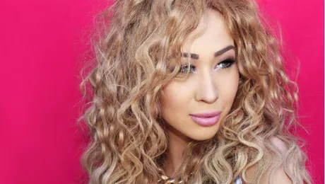 Pentru noul clip Xonia şi-a luat încălţări ca ale lui Kim Kardasian