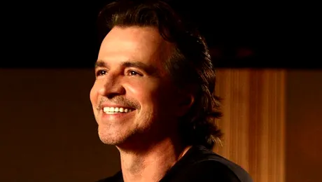 Yanni preferă România