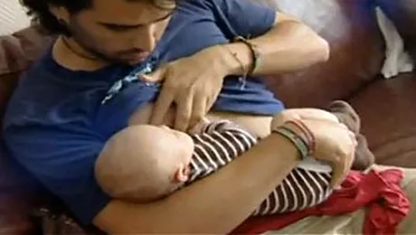 Un barbat se antreneaza intens pentru a-si alapta copiii!