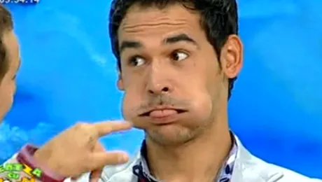 Răzvan Simion, scandal monstru în avion! L-au scos cu poliţia de frontieră: “Le-a făcut bagaboante pe stewardese”