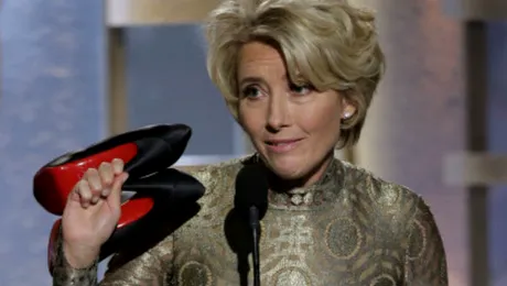 Cea mai tare fază de la Globuri! Cum îşi aruncă Emma Thompson pantofii
