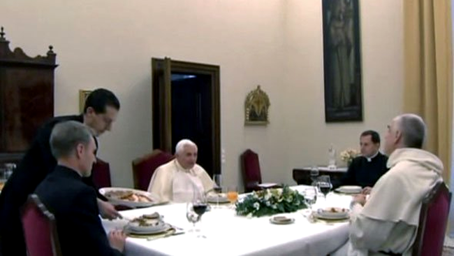 Papa ia masa cu invitatii