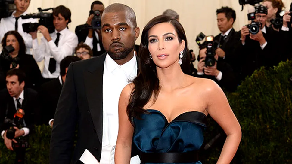 Kim Kardashian îl urmăreşte pe Kanye West direct de pe canapea