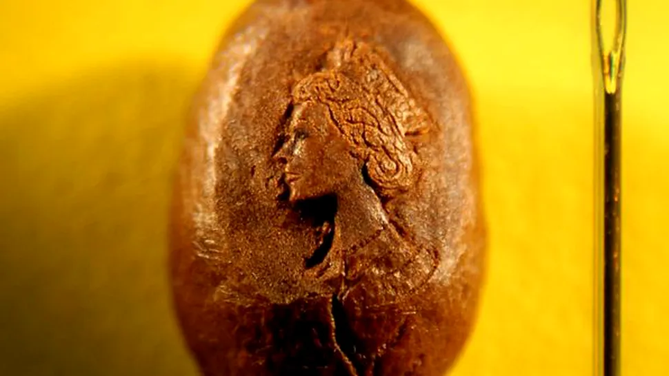 Cel mai mic portret al unei regine, sculptat pe o boabă de cafea
