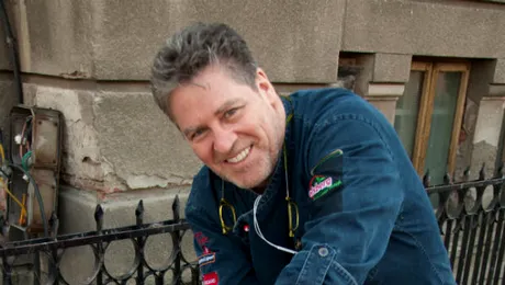 Chef Jakob Hausmann a gătit 80 de kilograme de gulaş de pui pentru oamenii străzii