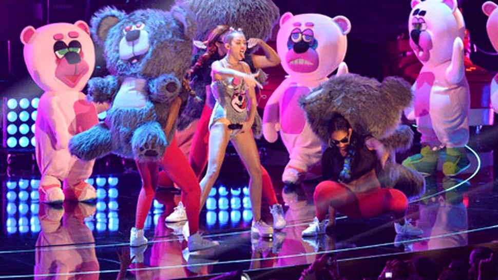 Miley Cyrus, cea mai obraznică apariție de la MTV VMA 2013 (Video & Poze)