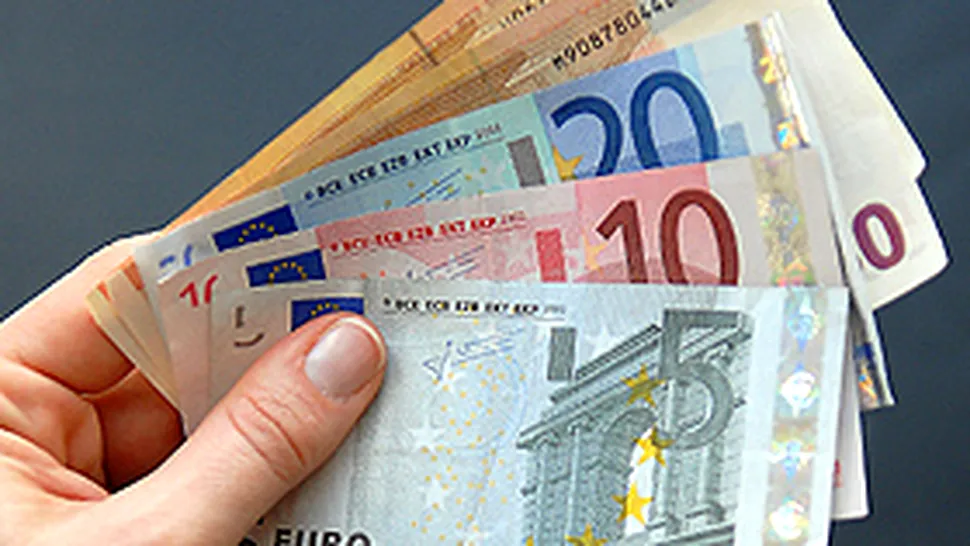 Euro a depasit pragul de 3,71 lei