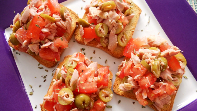 bruschete ton, rosii, masline