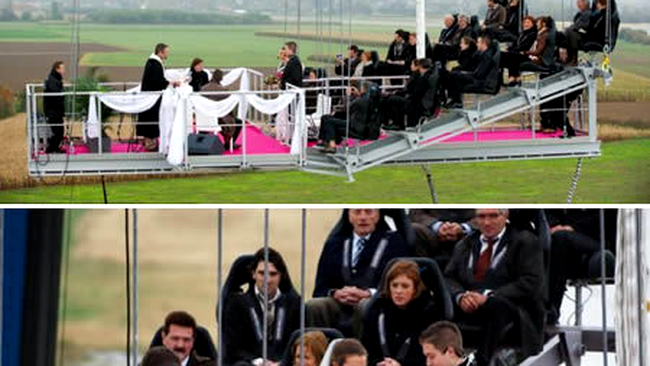 Au făcut nunta pe o platformă de bungee jumping