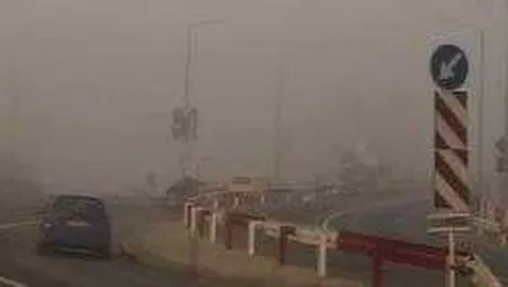 Traficul rutier continua sa fie ingreunat de ceata densa