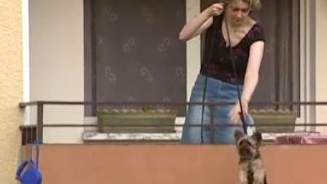 Sylvia isi plimba cainele... stand pe balcon