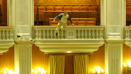 UPDATE: Un barbat s-a aruncat de la balconul Parlamentului! (Video)