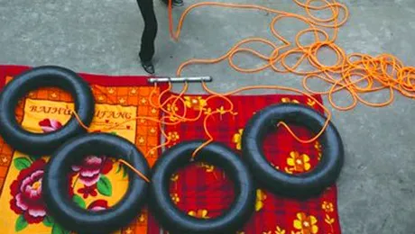 Omul care umflă cauciucurile de mașină cu nasul