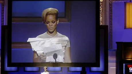 Tinuta zilei: Rihanna (Poze)