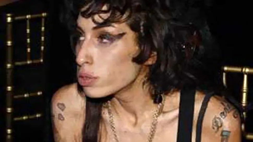 Amy Winehouse isi lanseaza parfum! Cu aroma de tigari si alcool?