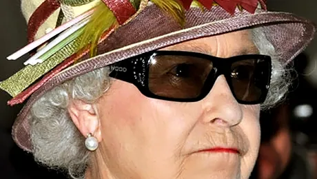 Regina Marii Britanii poarta ochelari 3D!