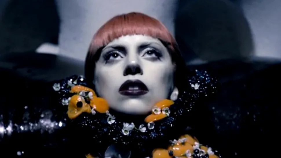Lady Gaga își promovează parfumul 