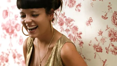 Lily Allen, insarcinata, a cazut intr-un restaurant