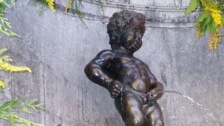 Manneken-Pis, „baietelul care face pipi” imbracat in port popular romanesc